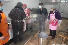 南部縣正南昆慈善會(huì)會(huì)長(zhǎng)王新和兩委干部戰(zhàn)斗在疫情防控第一線為村民施藥防控保平安